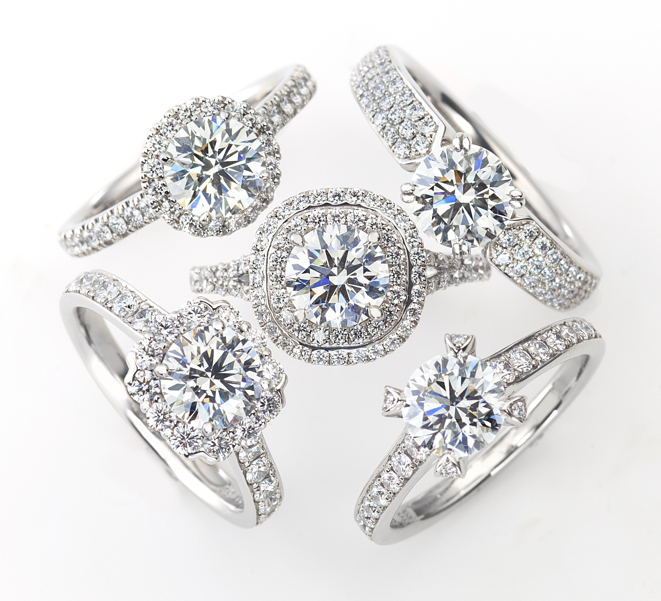 世界三大ダイヤモンドブランドのリング5本が並んだ画像